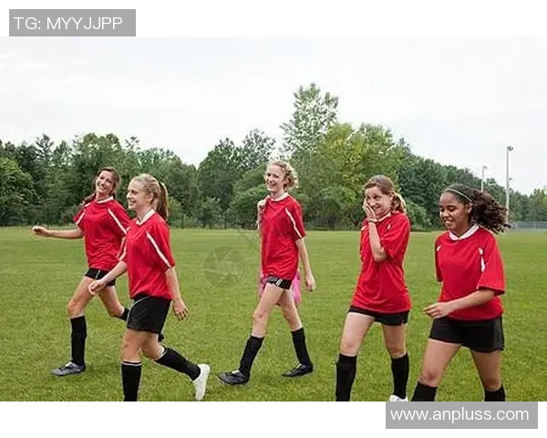 足球明星清爽发型女生的时尚潮流与搭配技巧解析